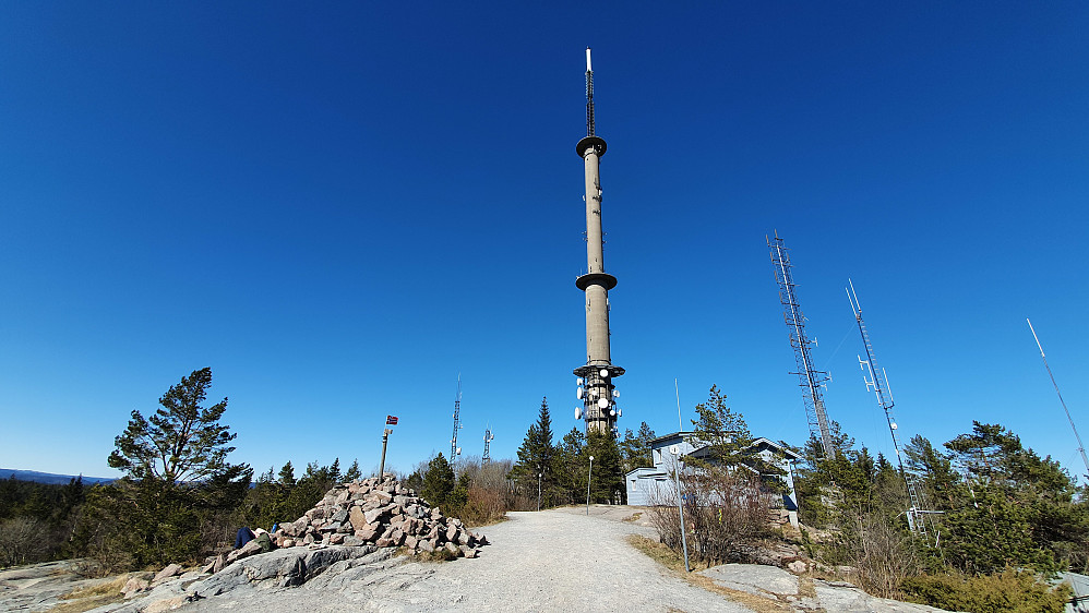 Toppområdet på Vestre Vealøs (498), med varden og tårnet, fotografert med maks vidvinkel for å få med alt. Derfor ser antennene til høyre skjeve ut...