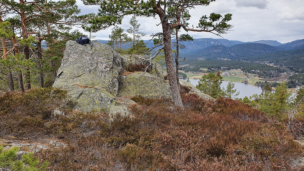 Toppen på Svartdalsheia (314) er steinen til venstre. I bakgrunnen ser vi ned mot Åkrevatnet.