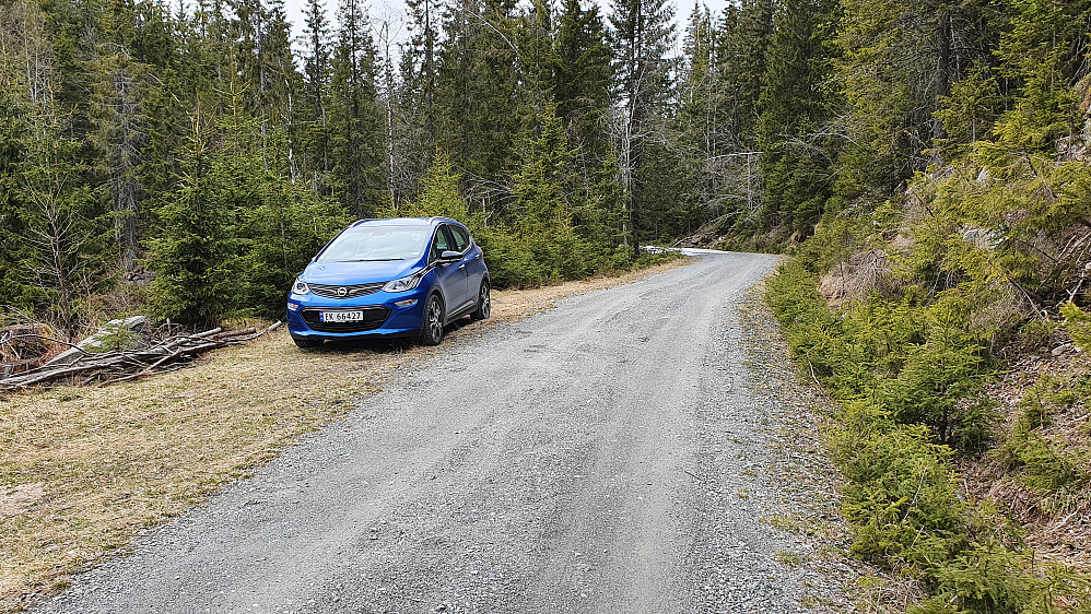 Parkering langs Rynesvegen, litt nord for Vesle Byua. Snøen som stoppet meg ser man begynnelsen av helt bakerst der veien svinger.