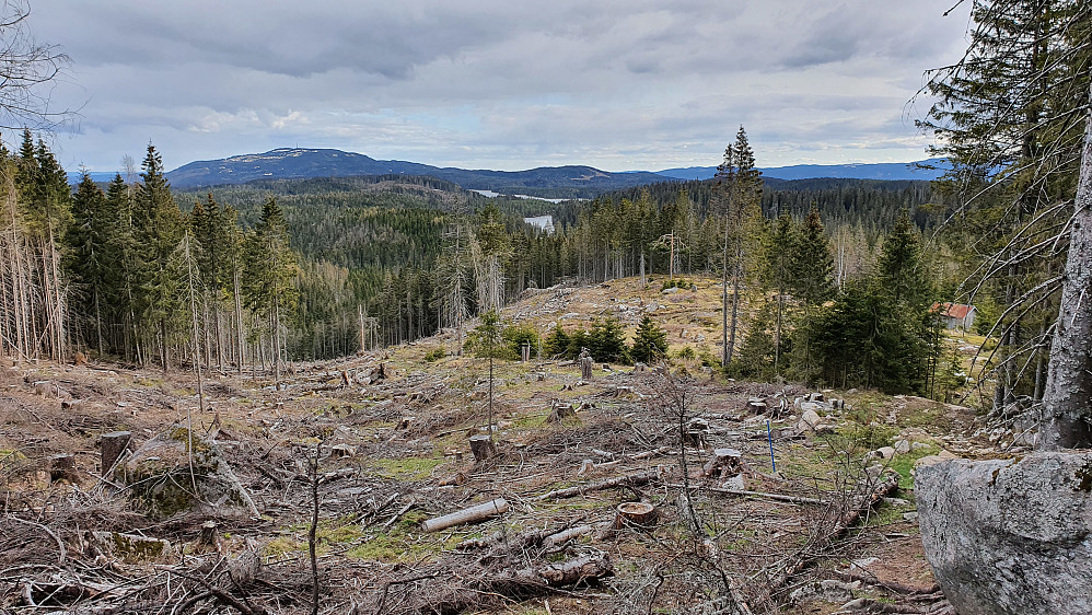 Litt ovenfor Stordalsetra, som ses til høyre i bildet. I bakgrunnen til venstre er Mistberget (671).