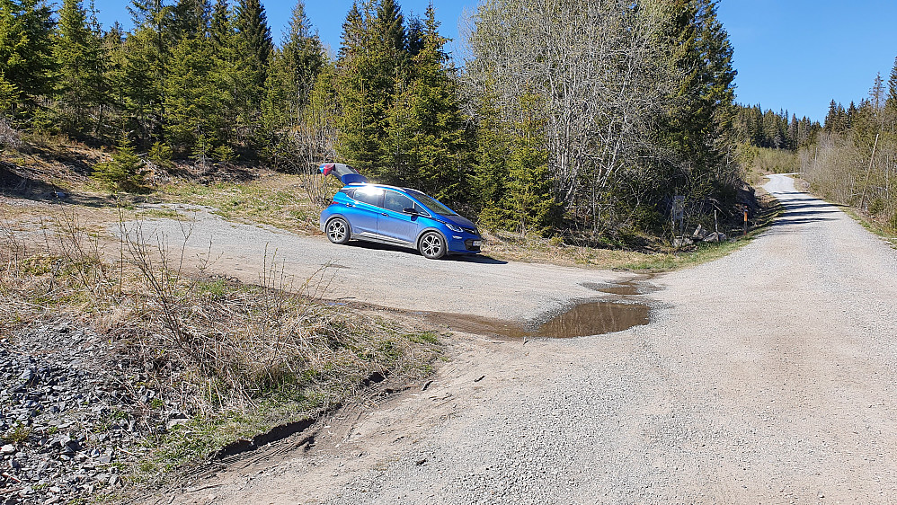 Parkeringsplassen. For å gå mot Buhammaren kan man enten følge veien til høyre, eller gå på sti inn i skogen bak bilen.