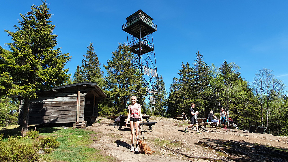 Julie og Luna foran utsiktstårnet på Mistberget. Frida står øverst i tårnet.