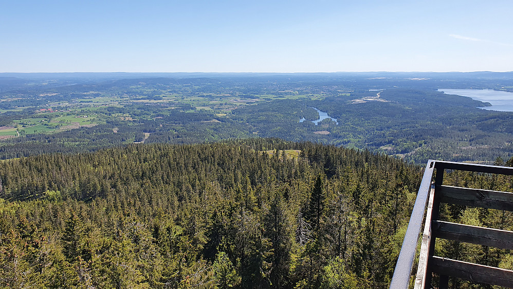 Sørover, sett fra toppen av utsiktstårnet på Mistberget. Det store vannet helt til høyre er Hurdalssjøen.