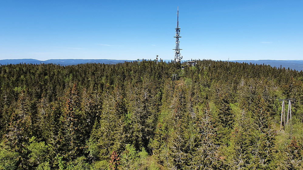 Fra utsiktstårnet ser vi over mot masta og bygningene på toppen av Mistberget.