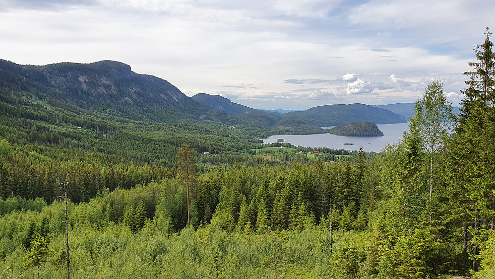 I en åpning i nordsiden på Midtkollen var det fin utsikt nordover. Toppen som nesten er øy ute i Sperillen til høyre, er Storøya (254), hvor jeg var litt tidligere denne dagen.