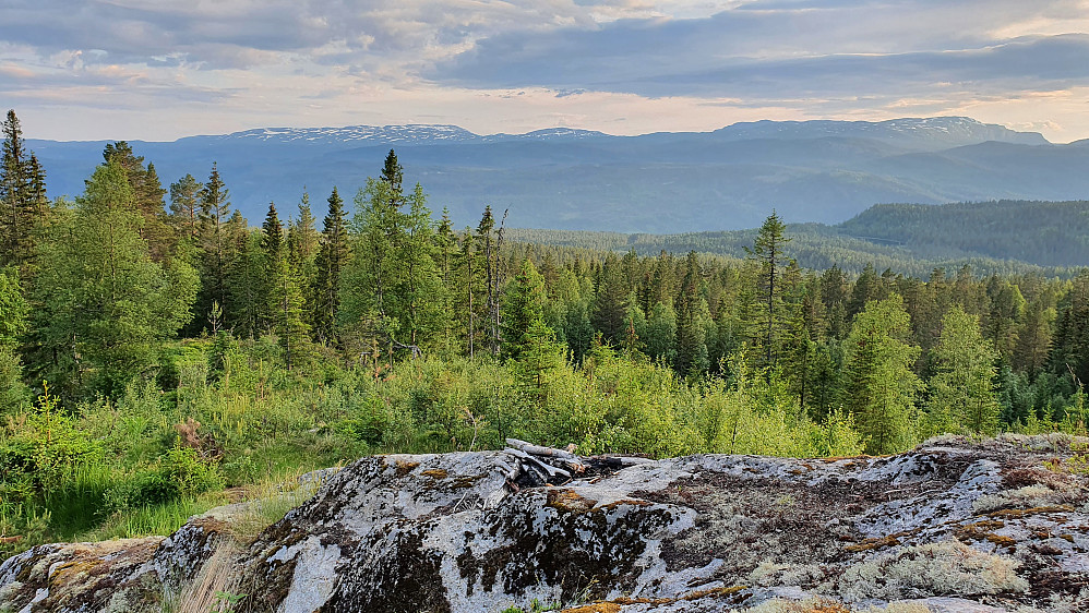 På et område med bart fjell i Gvitåslie, var det nydelig utsikt retning vestover, som her mot Blefjell. I forgrunnen er rester av et bål.