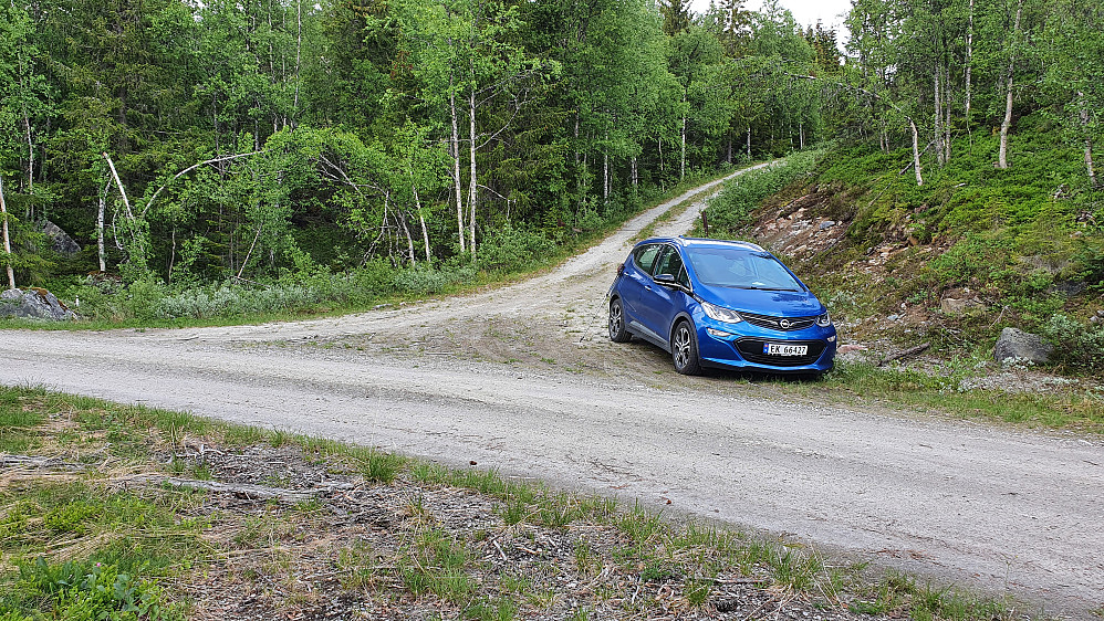 Parkering i krysset øst for Langelitjønne. Var nok også mulig å sette igjen bilen der jeg står og tar bildet fra. Bak bilen min ses kjettingen som sperrer veien østover.