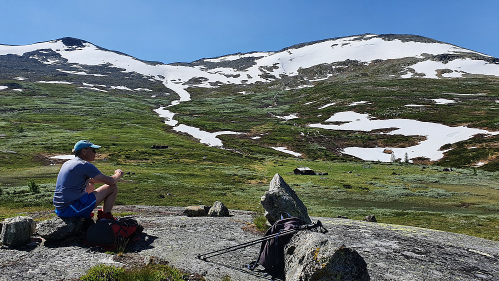 Lunsj på en liten kolle rett før Lægeret, som ses noe lengre bak. Oppe til høyre er østsiden på Veslebotnskarvet.