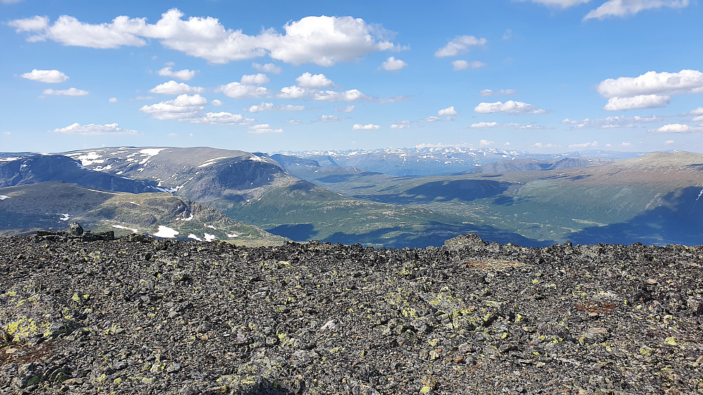 Utsikt mot nord fra Veslebotnskarvet (1778). Bakerst i det fjerne og midt i bildet, ses Jotunheimen. Det flate fjellet til venstre er Ranastongi (1903).