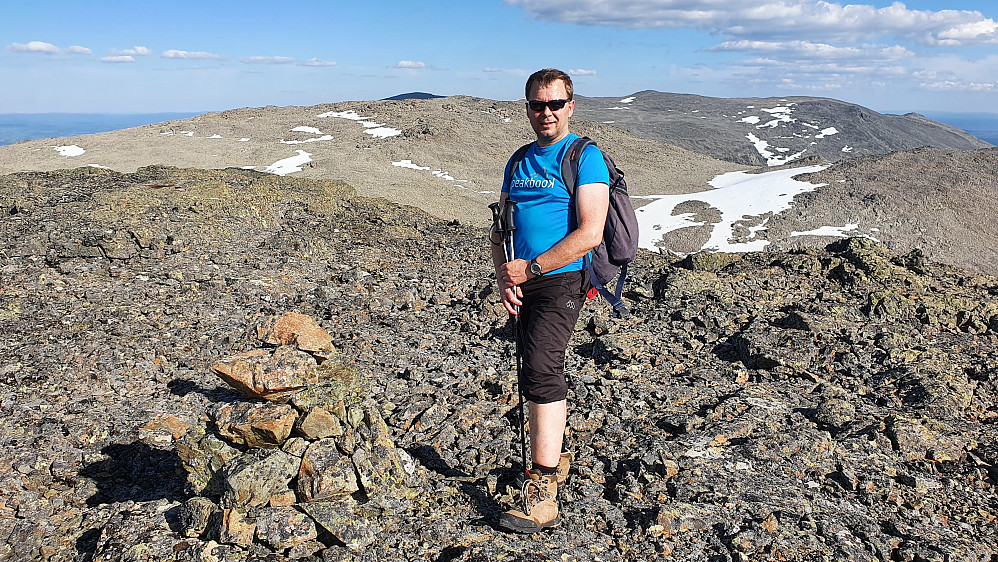 På toppen Nordvest for Bjørnbakknøse (1699). Fjellet bak og like til venstre for meg er Bjørnbakknøse (1705). Den skyggelagte toppen som stikker opp, er Skarvanfjellet (1735).