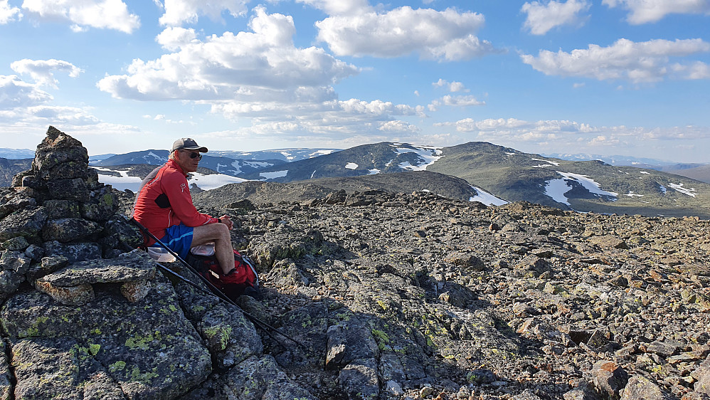 På toppen av Bjørnbakknøse (1705). Fjellet bak til høyre med to jevnhøye topper, er Veslebotnskarvet.