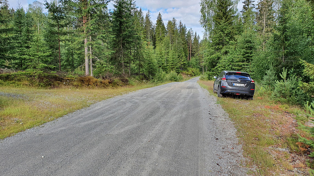 Greit å parkere langs nordsiden av veien like vest for Rådalsputten. Kjerreveien som var skiltet med innkjøring forbudt går ut av bildet til venstre.