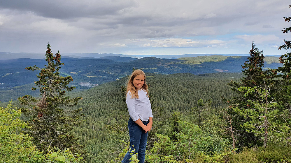 På utsiktsplassen like nordøst for toppunktet på Dronningkollen. Bildet er tatt mot øst. I dalsøkket langt bak og midt i bildet skimtes Drammen. 