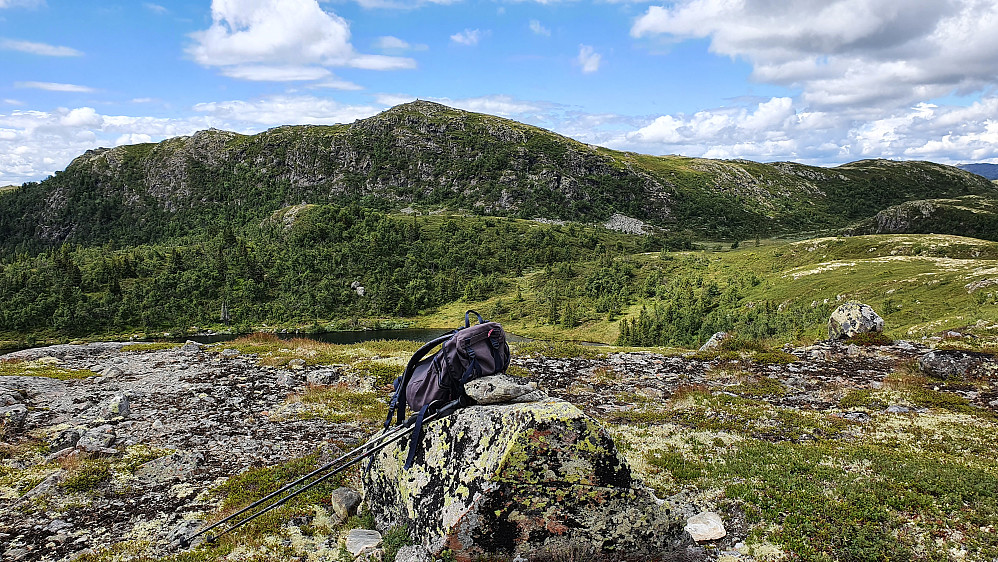 Sekken min på toppen Øst for Fiskelaus (1084). Fjellet bak er Kråkenatten (1155), som var neste mål.