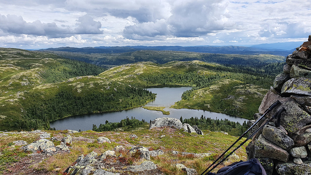 Toppvarden på Kråkenatten (1155) er i høyre bildekant. Innsjøen nedenfor er Fiskelaus. Bildet er tatt mot sørøst.