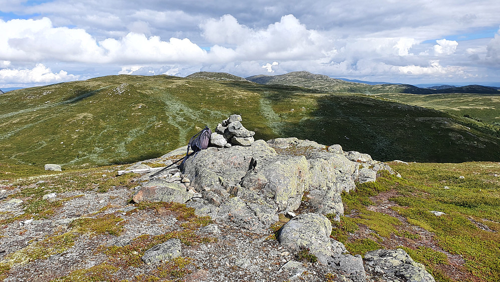 Liten toppvarde på Kupanatten (1188). Bildet tatt østover, mot Fagerfjellet (1255), som er litt til venstre for midten.