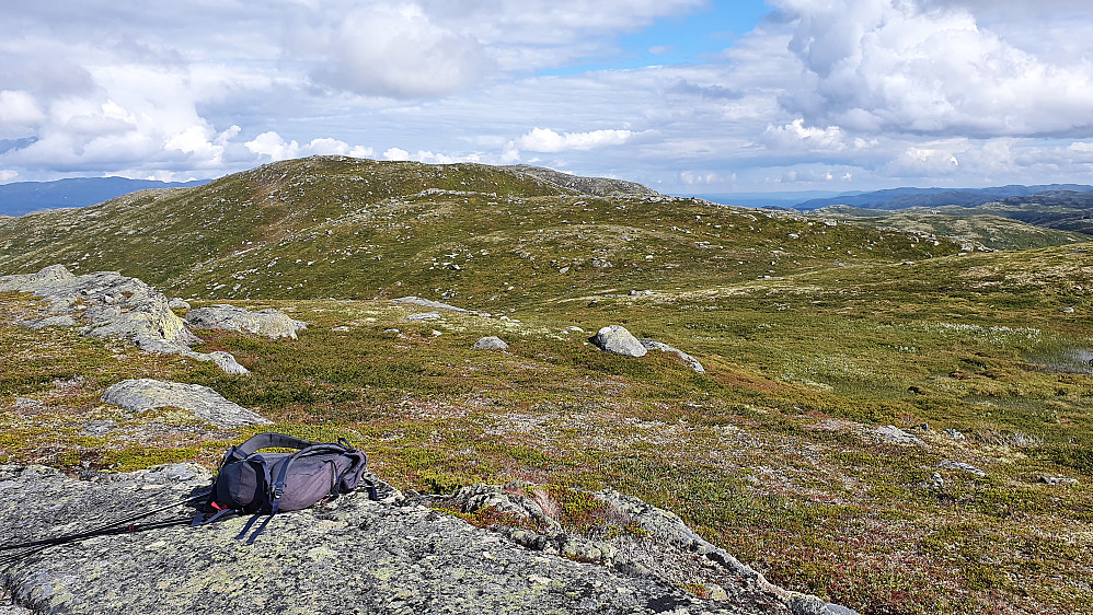 Sekken min ligger på Fagerfjellet Vest (1223). Herlig terreng å vandre i videre bortover mot selve Fagerfjellet (1255), som ses til venstre.