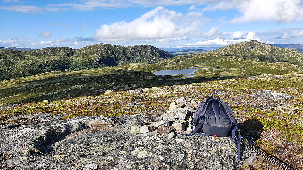 Sekken min ligger ved toppvarden på Stornatten (1211). Bak til venstre er Fagerfjellet (1255). Helt til høyre ses Haglebunatten (1278).