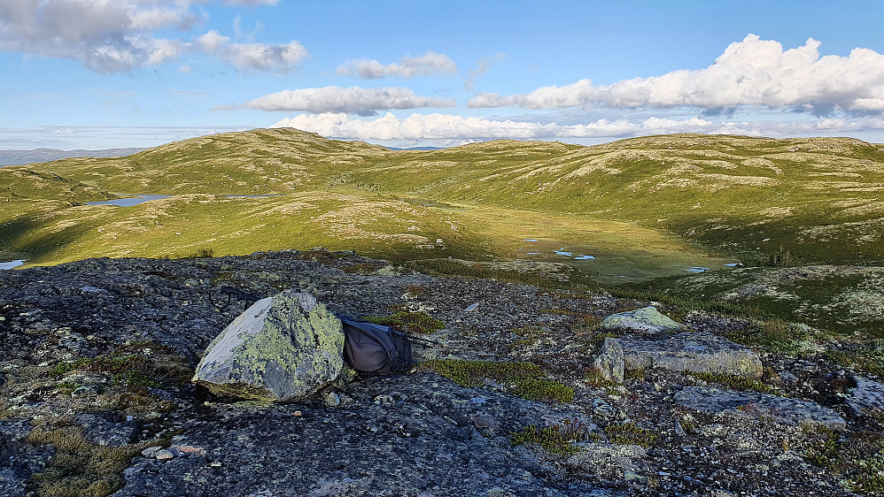 Skygge her på toppen av Sørøst for Kokken (1115), men sol stort sett alle andre steder. Bak til venstre er neste mål, Hesteleinnatten (1177).