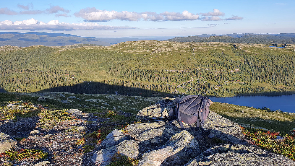 Nydelig kveldslys fra toppen av Hesteleinnatten (1177). Utsikt mot sørøst. Innsjøen nedenfor til høyre er Slokovatnet.