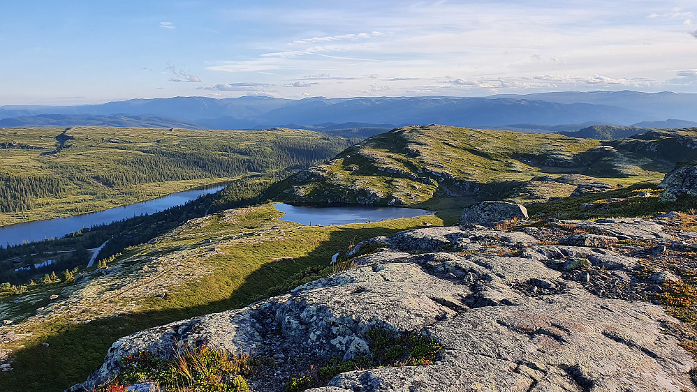 Utsikt mot sørvest fra toppen av Hesteleinnatten (1177). Ikke så langt bak og litt til høyre i bildet, er Slokoåsen (1142).