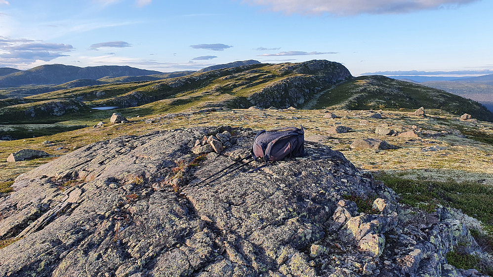 Jeg står på Slokoåsen (1142) og ser mot Hesteleinnatten (1177), som er litt til hø. i bildet. Bakerst og i midten stikker Haglebunatten (1278) opp. Til ve. er Fagerfjellet (1255).