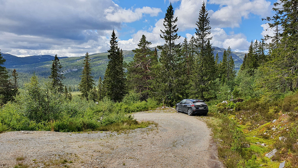 Plass til en bil på utsiden av den skarpe svingen øverst på veien kalt Ostenatten. Ganske nøyaktig på 800-meters koten.