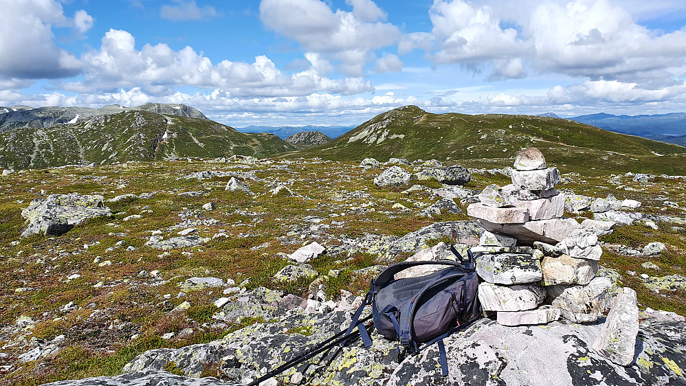 Til høyre ligger sekken min inntil toppvarden på Skavredalsnut (1202). Toppen bak og rett over sekken, er Blåtjønnfjellet (1234).