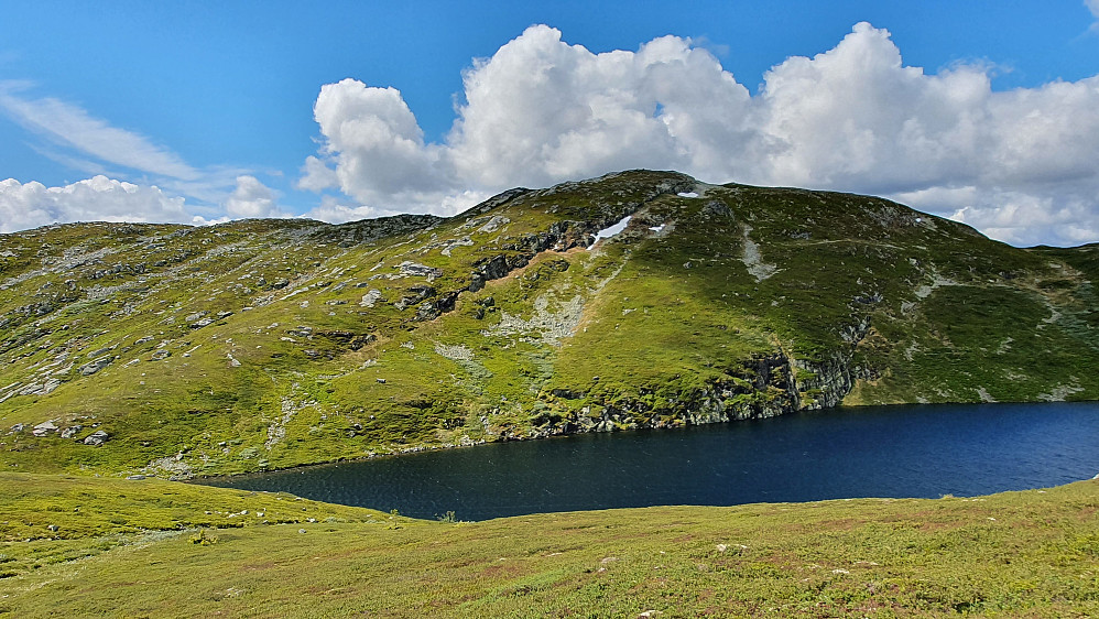 Jeg er på vei nedover fra Blåtjønnfjellet (1234) og ser mot Blåtjønnfjell (1260). Vannet nedenfor er Blåtjønn.