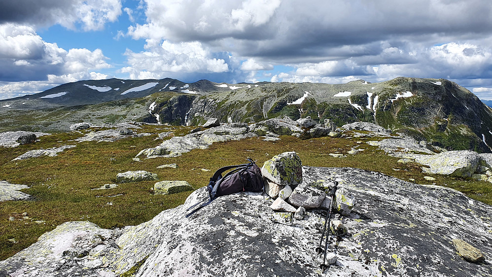 Sekken min ligger på toppunktet på Blåtjønnfjell (1260). Bakerst og til høyre stikker Mælefjell (1413) opp. Til venstre og med skygge er Steinfjellet (1398).