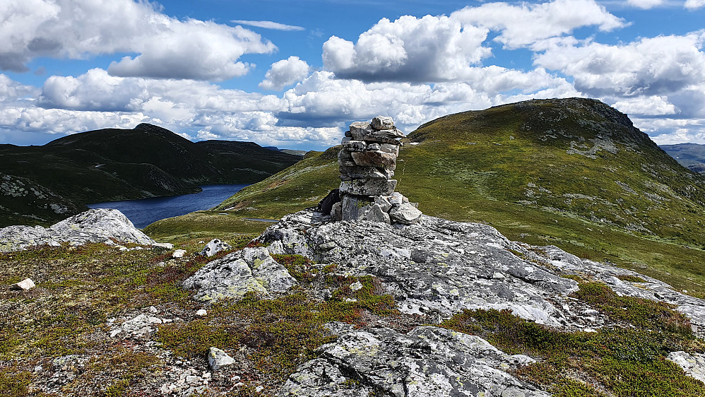 Toppvarden på Gyvrenuten (1176). Bak til høyre er Blåtjønnfjell (1260). I skyggen til venstre ses Blåtjønnfjellet (1234).