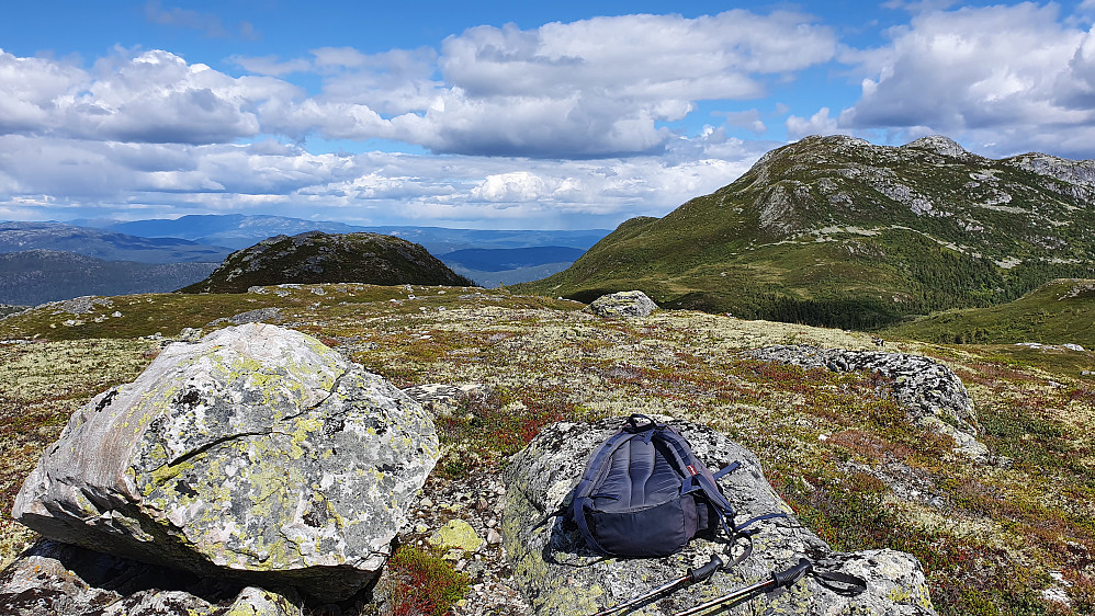 På toppen av Stornatten (1065). Den nordøstre toppen (1062) stikker opp til venstre. Oppe til høyre er Heksfjell (1221).