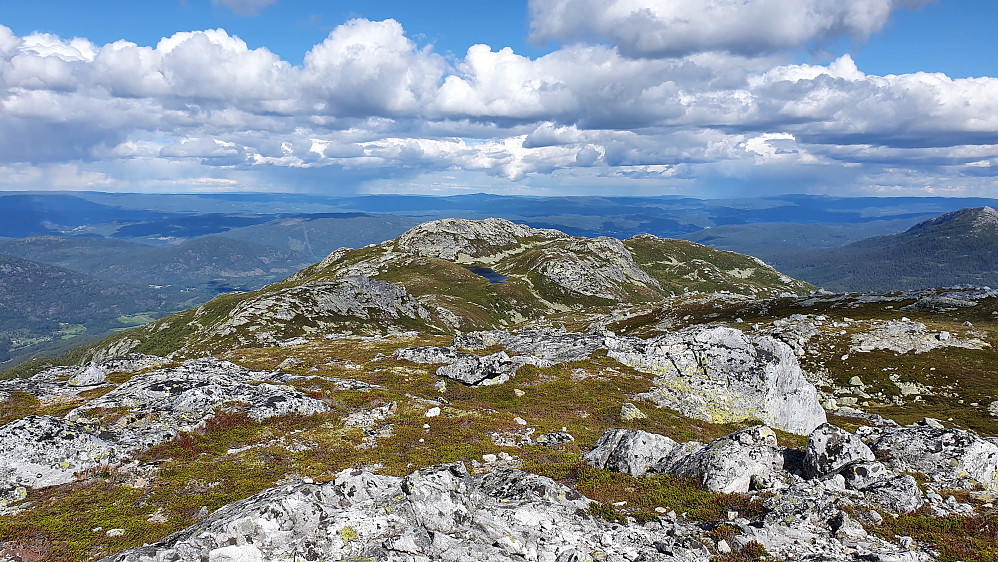 På Heksfjell (1221), med utsikt mot øst. Litt lengre bak og temmelig midt i bildet, er Heksfjell Østtoppen (1170) og Heksfjellvarden (1164).