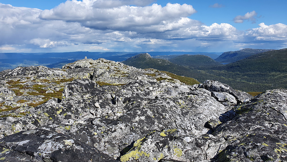 Jeg står på Heksfjell Østtoppen (1170) og ser mot Heksfjellvarden (1164), som er noe lengre bak og til venstre i bildet.