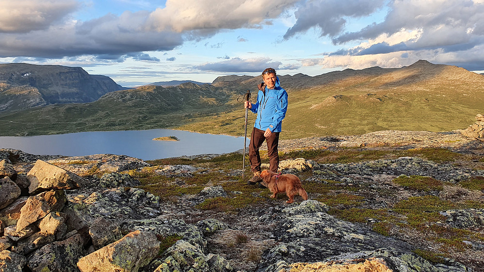 På Solgladberget (1332). Vannet i bakgrunnen er Vavatn.