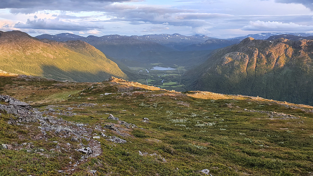 Fra returen. Utsikt ned mot Grøndalen. Vannet nede i dalen er Fagersetvatnet.
