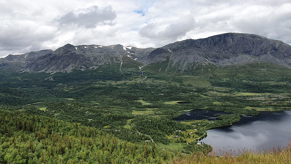 Fra Storhovda (1075) er det glimrende utsikt mot de høyere fjellene i nord. Skogshorn (1728) er til høyre.