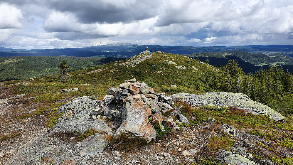 Varden i forgrunnen er høyeste punkt på Jutulen (1060). Morten er ved trig.punktet på kulen i bakgrunnen.