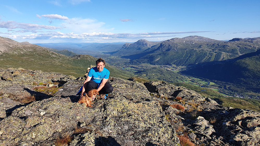 På Leinenøsane (1426). Utsikt ned mot Hemsedal.