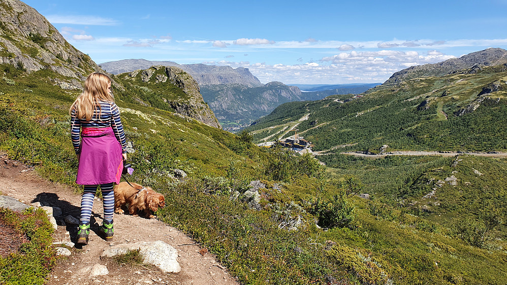 Frida og Luna på stien opp til Røgjin (1370). Utsikt østover. Man skimter Hemsedal sentrum helt nederst i dalen midt i bildet.