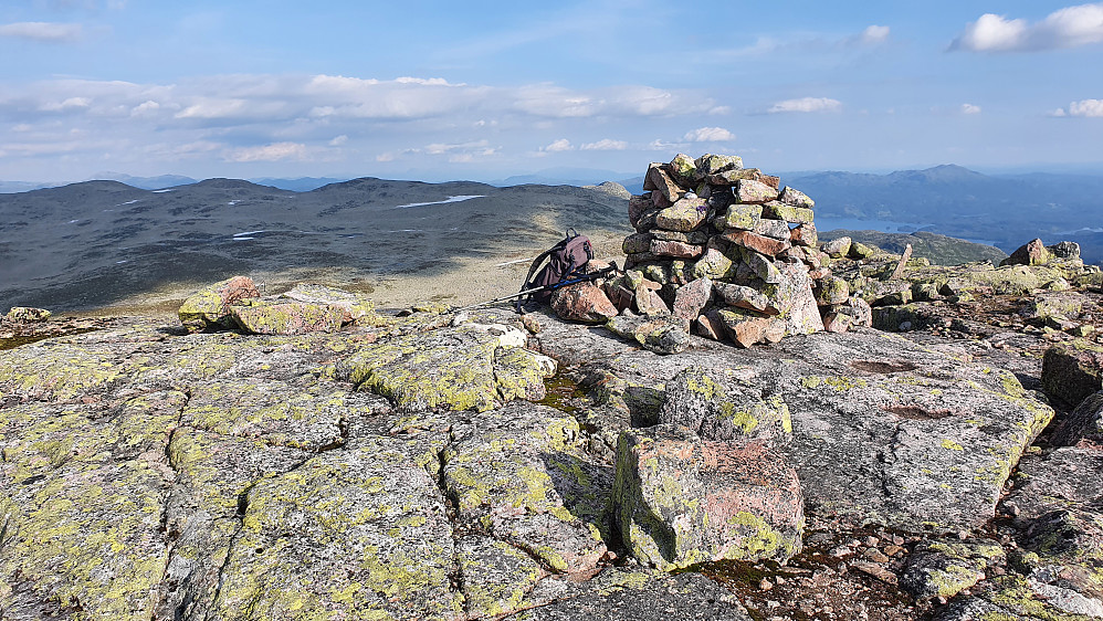 Toppvarden på Husnuten (1609). Fjellet bak til venstre med tre topper, er Breiddalseggi (1568).
