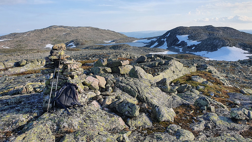 Toppvarden på Bæjuvnuten (1558) i forgrunnen. Bak til venstre er Husnuten (1609). Til høyre ses Tverrurdskarnuten (1574).