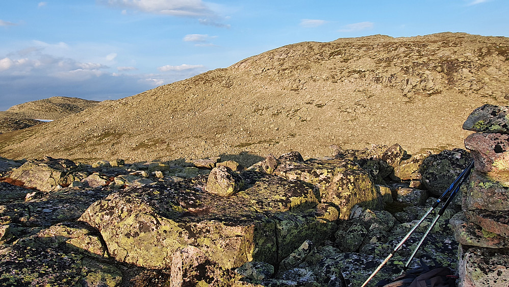 Stavene mine står lent inntil toppvarden på Øst for Eivindsteinen (1511). I bakgrunnen dominerer Tverrurdskarnuten (1574).