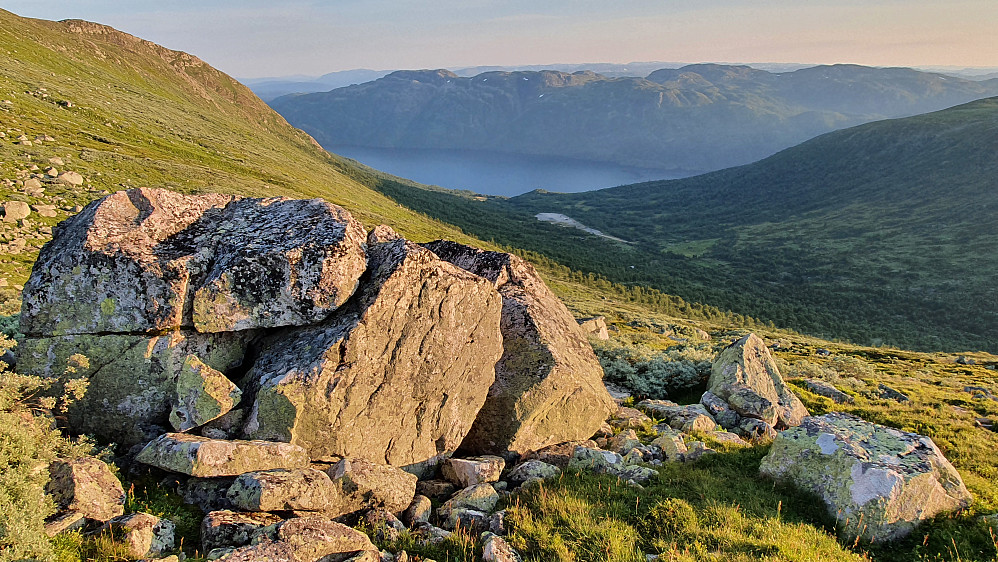 Eivindsteinen i kveldssol. Nedenfor til høyre er Vådalen, og vannet midt i bildet er Totak.