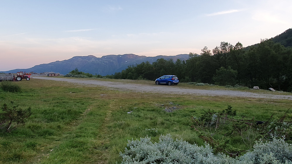 Jeg når endelig parkeringsplassen i Vådalen. Klokka har nå passert ni på kvelden.