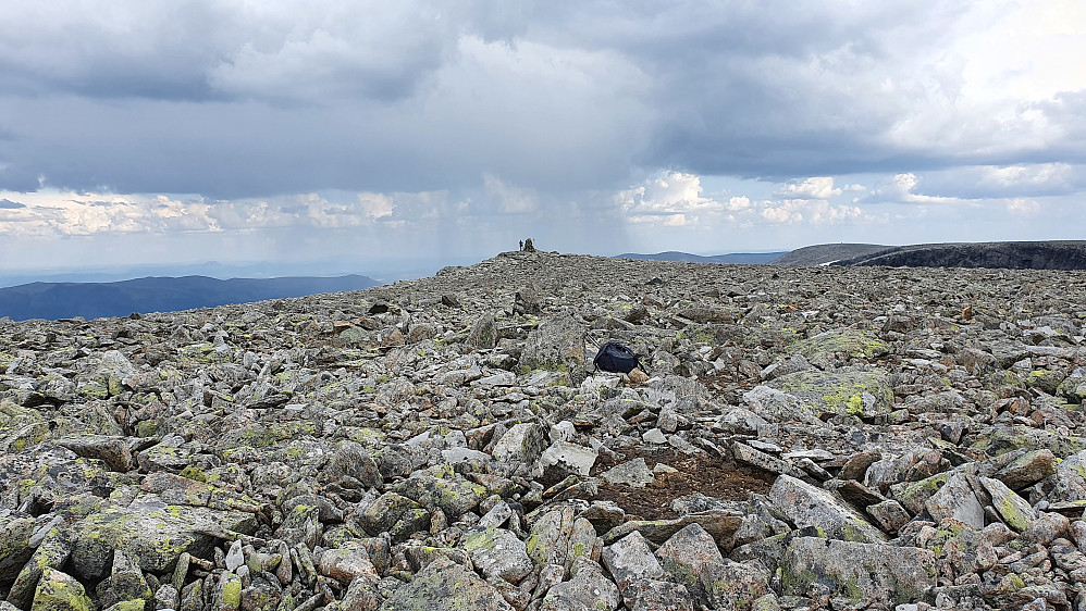 Jeg er sånn omtrent på høyeste punkt på Ranastongi (1903) og ser bort mot varden på trig.punktet (1900).
