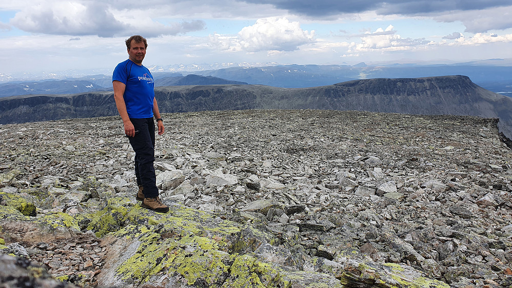 På Ranastongi trig.punkt (1900), med utsikt nordover. Helt bakerst og midt i bildet ses Jotunheimen i sola.