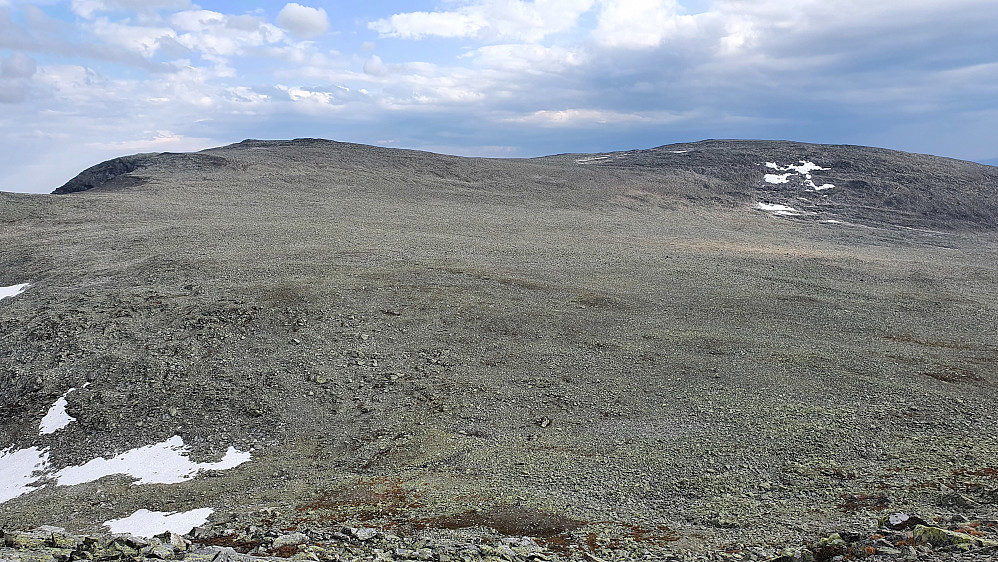 Steinbunøse (1775) til venstre, og Hydalsberget (1740) til høyre, sett under nedstigningen til skaret mellom Ranastongi og Steinbunøse.