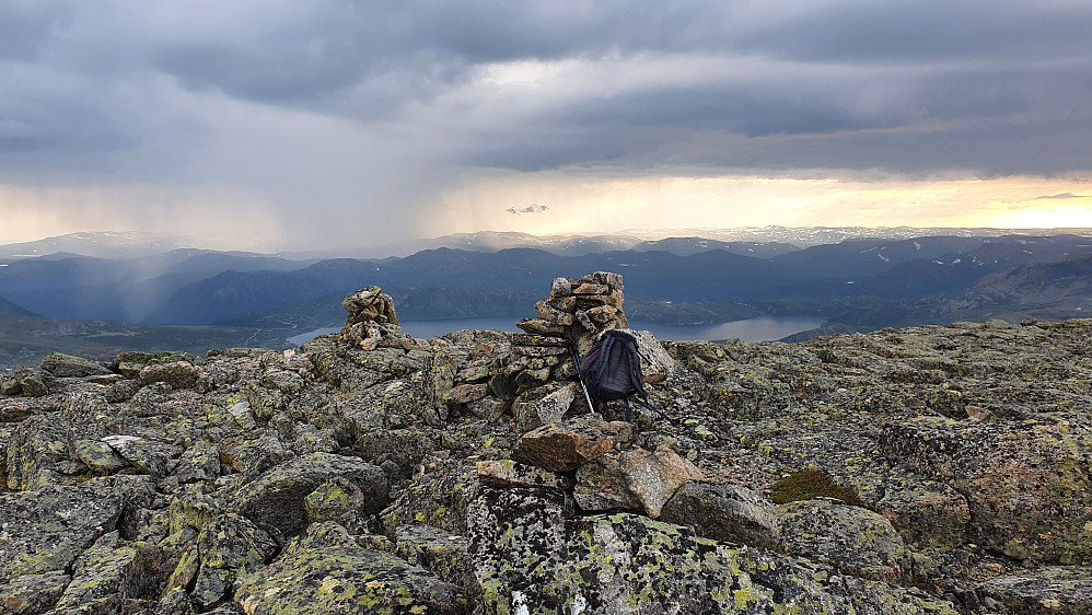 På toppen av Hydalsberget (1740). I bakgrunnen ses regnskura som truet med å komme dit jeg var. Vavatn er bak vardene.