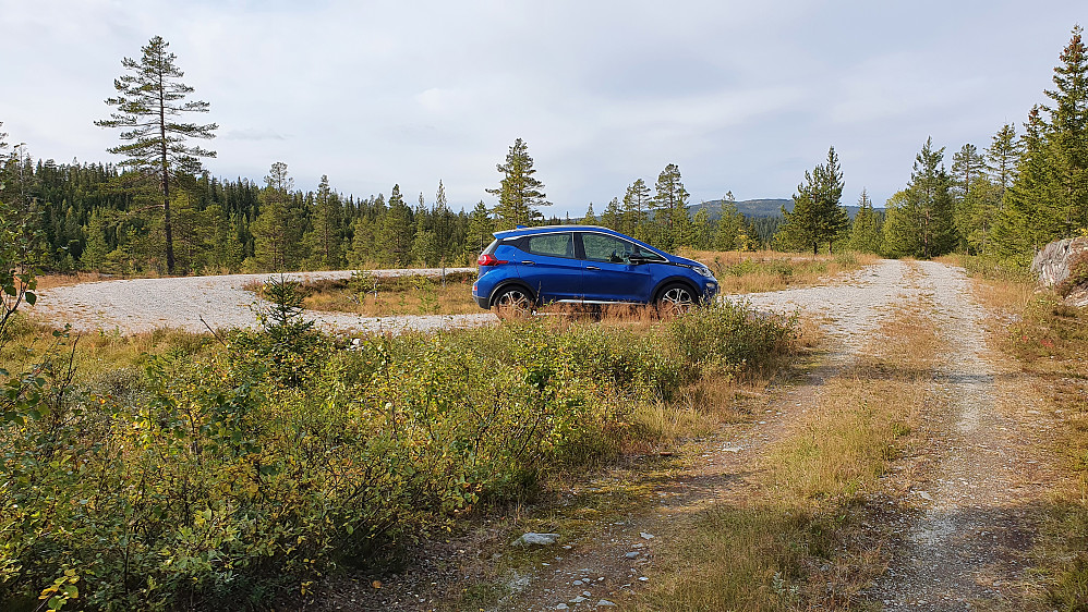 Snuplassen/rundkjøringen hvor jeg parkerte. Veien som er nærmest i bildet og som jeg står på, er den dårlige som fortsetter 200 meter videre mot sør.